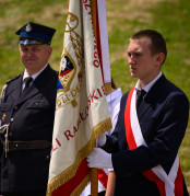 Sztandar i dwóch mężczyzn