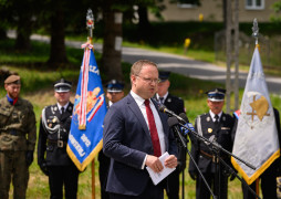 Mężczyzna przemawia do mikrofonu. 