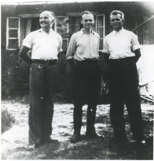 Uciekinierzy z KL Auschwitz. Od lewej: Jan Redzej, Witold Pilecki i Edward Ciesielski. Nowy Wiśnicz, lato 1943 r. Archiwum rodzinne Marii Serafińskiej-Domańskiej. 