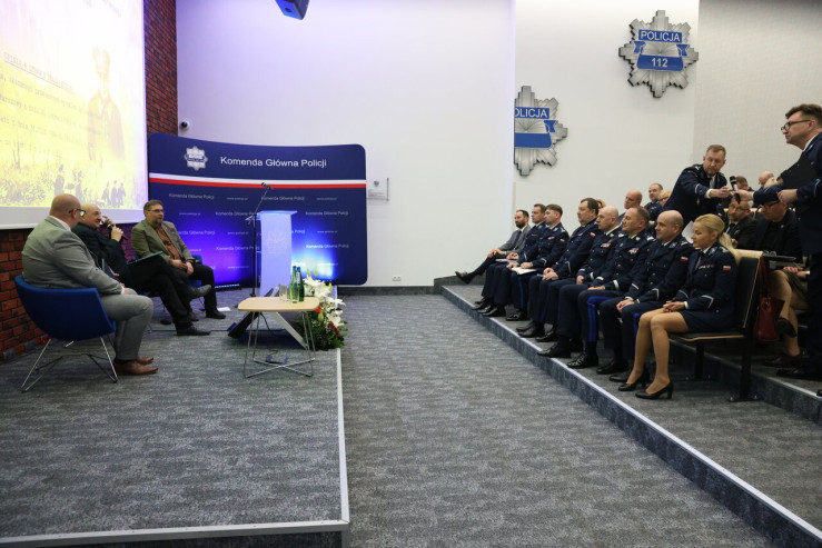 Konferencja, scena i publiczność. 