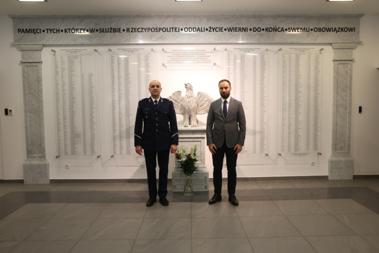 P.o. zastępcy dyrektora ds. naukowych w Instytucie Pileckiego dr Krystian Wiciarz i Naczelnik Wydziału Edukacji Historycznej GKGP, podinsp. Marcin Lasota.