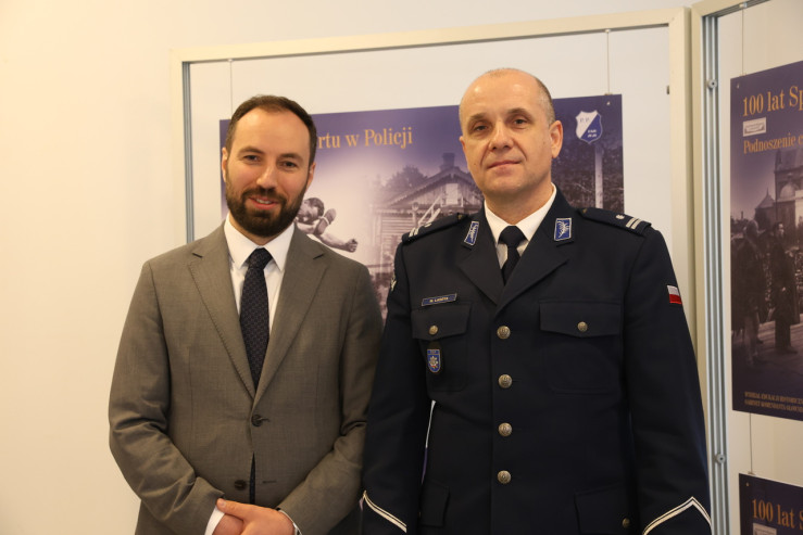 P.o. zastępcy dyrektora ds. naukowych w Instytucie Pileckiego dr Krystian Wiciarz i Naczelnik Wydziału Edukacji Historycznej GKGP, podinsp. Marcin Lasota.