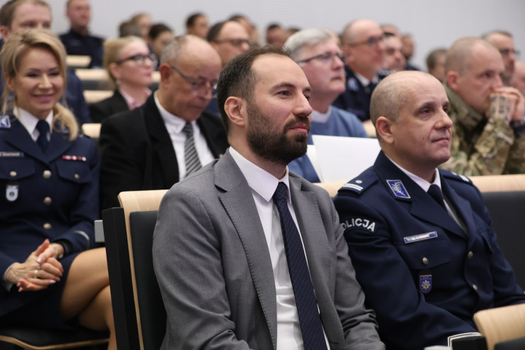 P.o. zastępcy dyrektora ds. naukowych w Instytucie Pileckiego dr Krystian Wiciarz na publiczności podczas konferencji. 