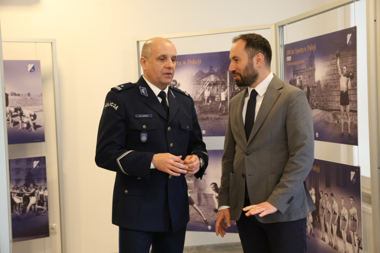 P.o. zastępcy dyrektora ds. naukowych w Instytucie Pileckiego dr Krystian Wiciarz i Naczelnik Wydziału Edukacji Historycznej GKGP, podinsp. Marcin Lasota.