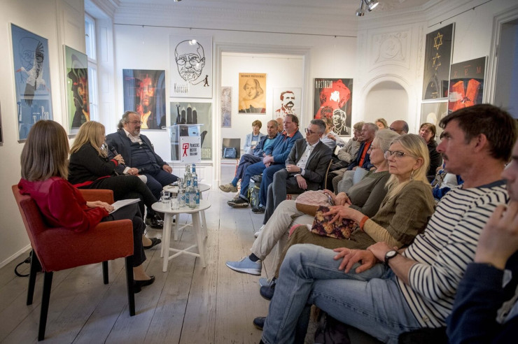 Paneliści i publiczność w Instytucie Polskim Düsseldorfie. 