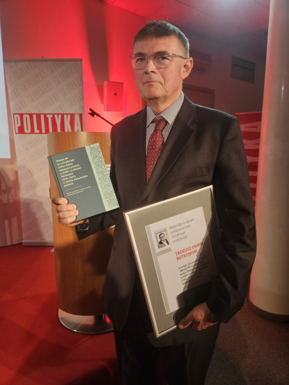Prof. Tadeusz Paweł Rutkowski z nagrodą