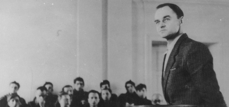 Witold Pilecki podczas procesu stoi na sali sądowej. 