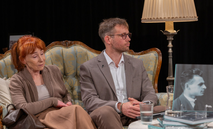 Małgorzata Kosior, wnuczka Rotmistrza oraz Krzysztof Kosior, jego prawnuk siedzą na kanapie obok siebie. 