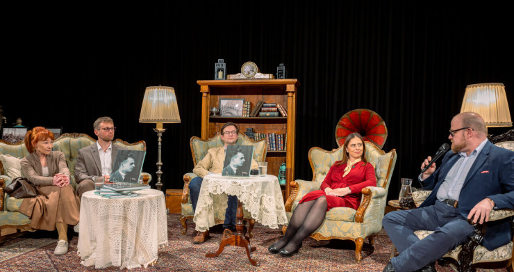 Paneliści na scenie. 
