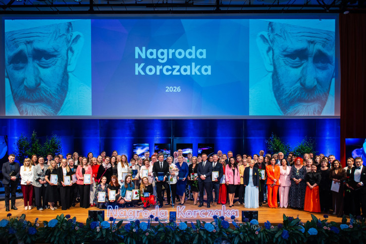 Laureaci Nagrody Korczaka pozują wspólnie na scenie
