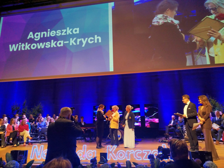 Dr Agnieszka Witkowska-Krych odbiera na scenie nagrodę. 