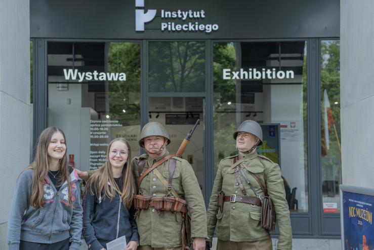 Przed galerią Instytutu w Domu Bez Kantów