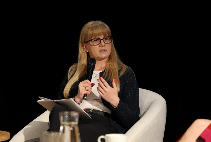 Dr Ewa Perłakowska podczas dyskusji mówi do mikrofonu.