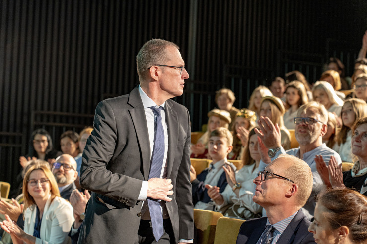 Andrzej Poczobut witany przez zgromadzonych w Instytucie Pileckiego