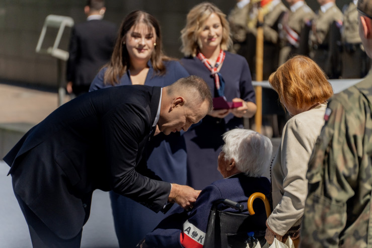 prezydent wręcza odznaczenie