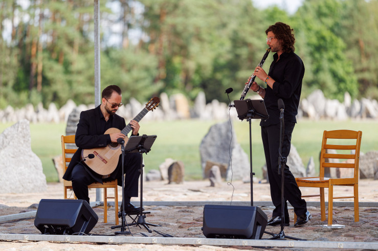 Wykonanie utworu muzycznego „The blessing nigun” w wykonaniu Andrzeja Cieplińskiego i Piotra Przedbory