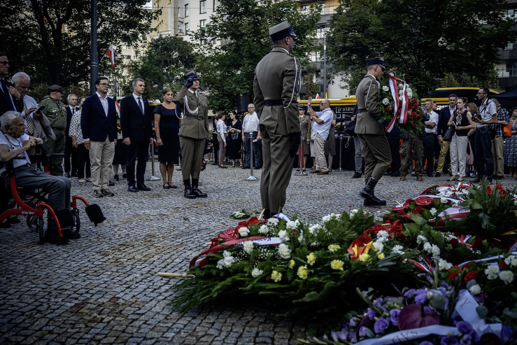 W imieniu Instytutu Pileckiego kwiaty składali p.o. dyrektora Karol Madaj, zastępca dyrektora Anna Gutkowska oraz Mateusz Fałkowski, zastępca kierownika oddziału Instytutu Pileckiego w Berlinie. 
