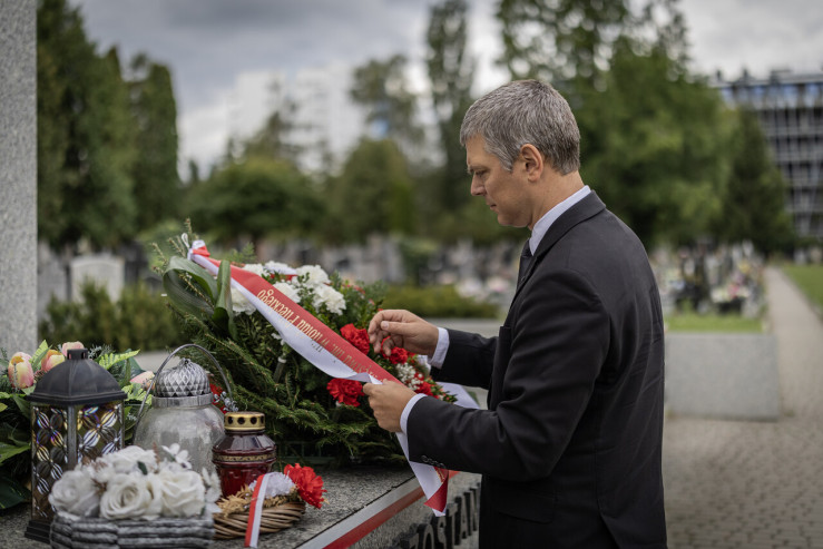 Dyrektor Instytutu Pileckiego, Karol Madaj, złożył kwiaty na cmentarzu parafialnym przy ul. Wałbrzyskiej na warszawskim Służewie.