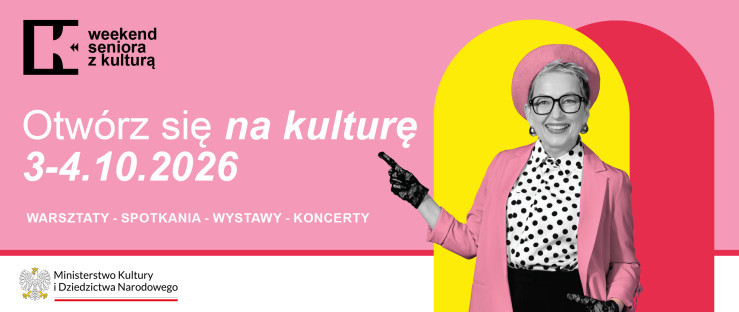 Plakat akcji „Weekend seniora z kulturą” z hasłem „Otwórz się na kulturę” i datą 3–4.10.2026 na różowym tle. Po prawej stronie uśmiechnięta seniorka w różowym berecie i marynarce wskazuje na tekst.