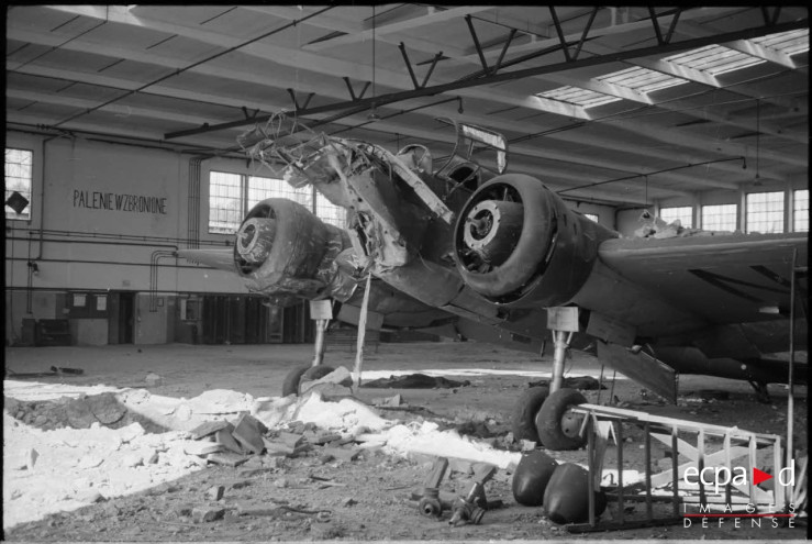 Zniszczony w trakcie bombardowania hangarów Państwowych Zakładów Lotniczych na Okęciu polski bombowiec PZL.37 Łoś.