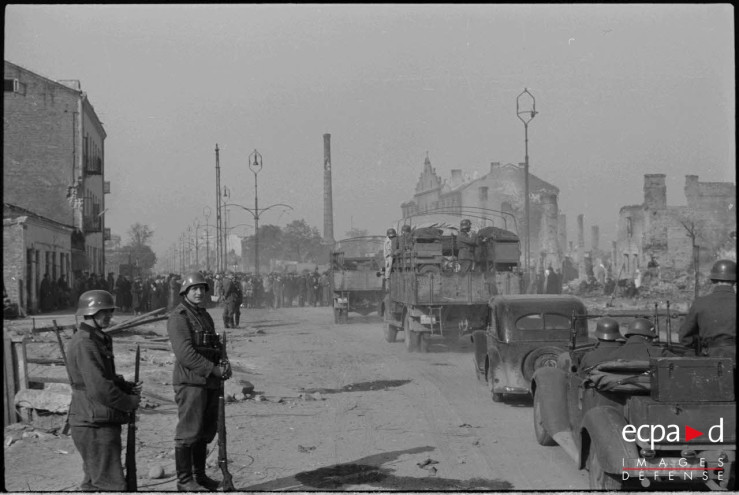 Niemieckie oddziały wkraczające do Warszawy ul. Grochowską po kapitulacji miasta. W oddali Zakład Wychowawczy dla Chłopców braci Albertynów przy Grochowskiej 194/196