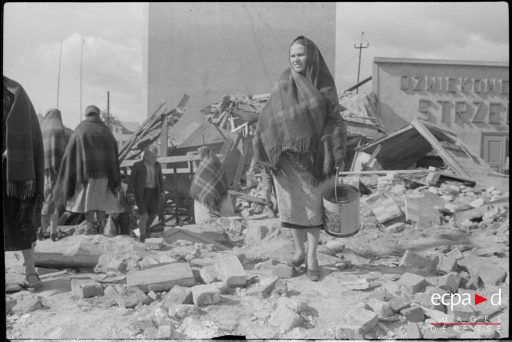 28 września 1939 r. ? Mieszkańcy przy ruinach zabudowy nieopodal dźwiękowego kina „Strzelec” na Okęciu (vis a vis głównego wjazdu na teren zakładów PLZ)