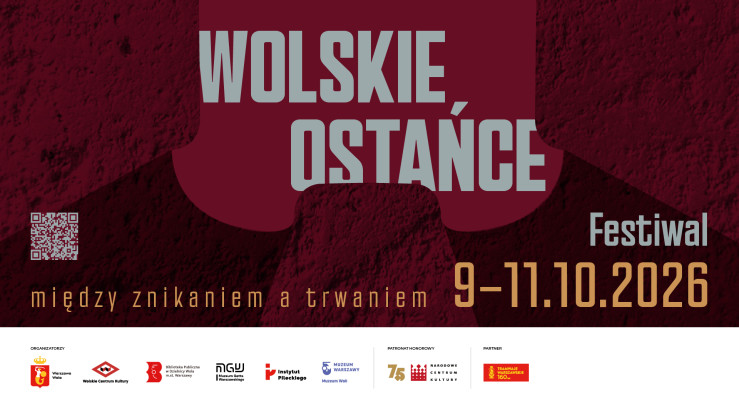 Grafika promocyjna festiwalu „Wolskie Ostańce” w ciemnoczerwonej tonacji z datą 9–11.10.2026 i podtytułem „między znikaniem a trwaniem”.