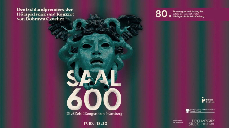 Plakat niemieckiej premiery słuchowiska i koncertu Dobrawy Czocher pt. „SAAL 600. Die (Zeit-)Zeugen von Nürnberg”. Wydarzenie odbędzie się 17 października o godz. 18:30 z okazji 80. rocznicy ogłoszenia wyroku przez Międzynarodowy Trybunał Wojskowy w Norymberdze.
