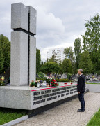 Dyrektor Instytutu Pileckiego, Karol Madaj, złożył kwiaty na cmentarzu parafialnym przy ul. Wałbrzyskiej na warszawskim Służewie.