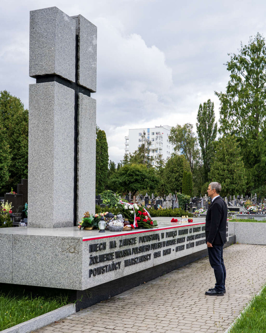 Dyrektor Instytutu Pileckiego, Karol Madaj, złożył kwiaty na cmentarzu parafialnym przy ul. Wałbrzyskiej na warszawskim Służewie.