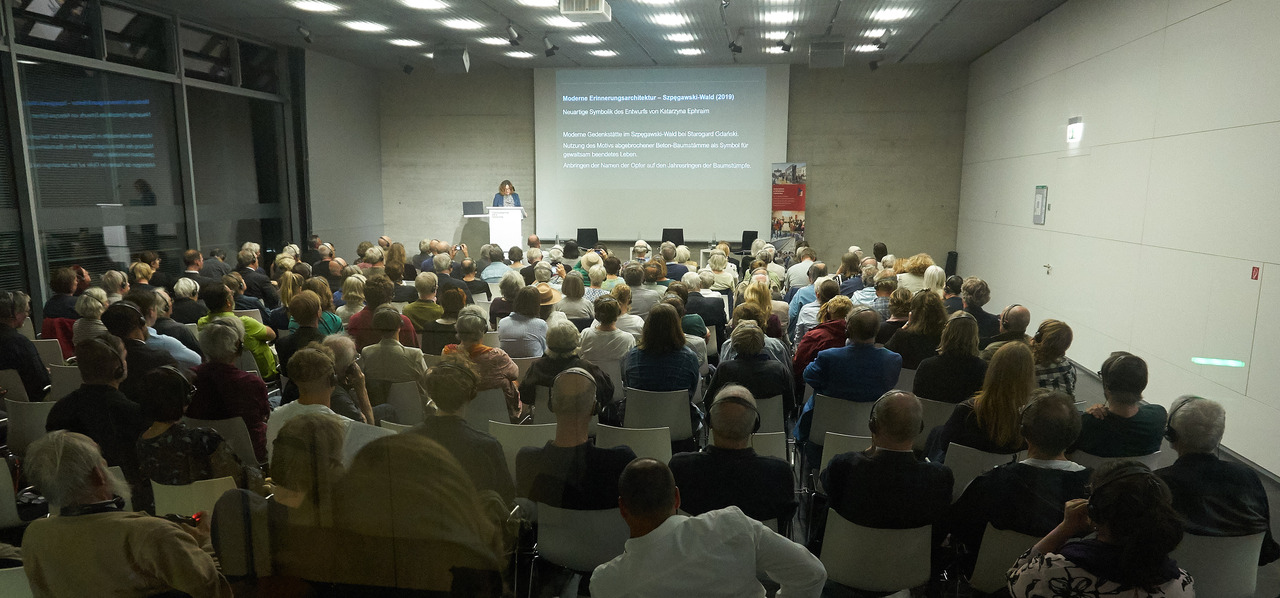 Sala konferencyjna wypełniona ok. 200 słuchaczami. 